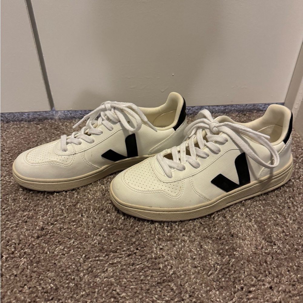 Veja V-10 Lace Up Sneakers. White/Black. Size US 8.